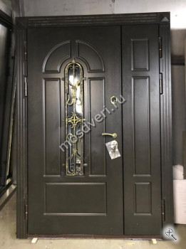 Элитная входная дверь полуторная с ковкой и стеклом - купить от производителя Мосдвери Элитная входная дверь полуторная с ковкой и стеклом